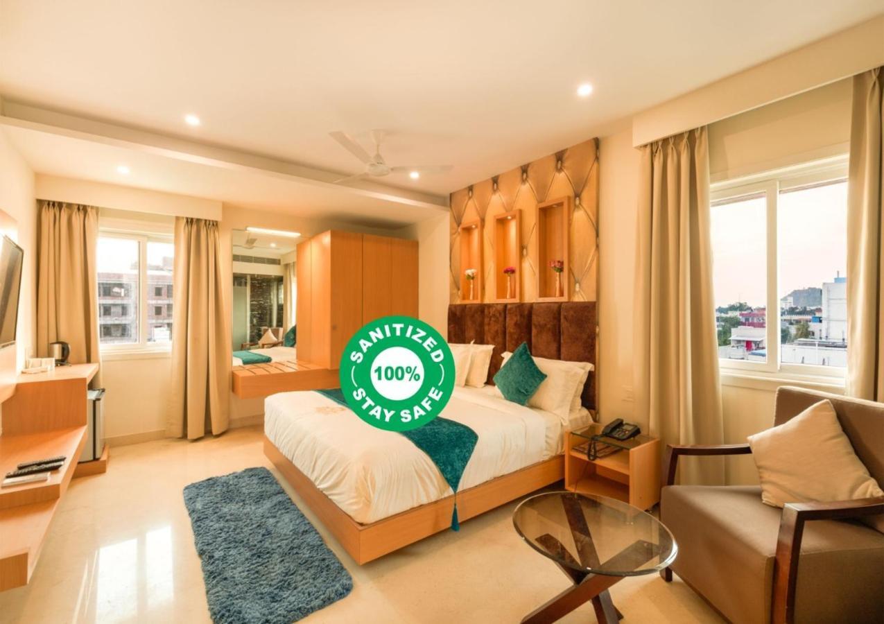 Kvr Capitol Suites Vijayawāda Zewnętrze zdjęcie